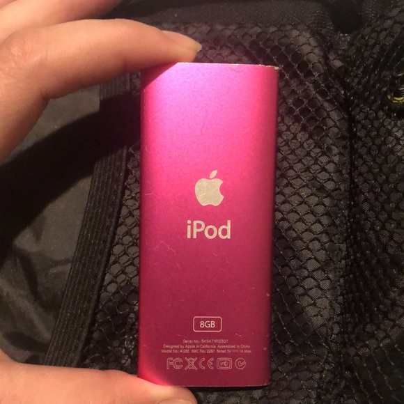 Hot Pink Apple iPod Nano 8 GB (4th generation) - Picture 3 of 6